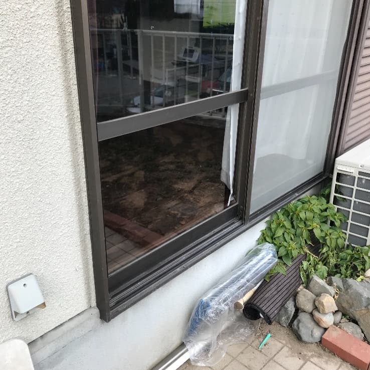 戸建ての庭に出る掃出し窓